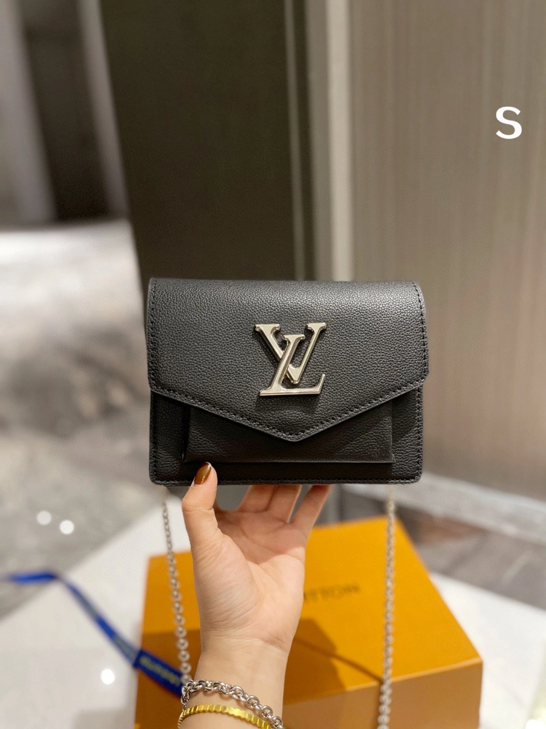 M69183 Calfskin Lockme item : BT-B299C1919