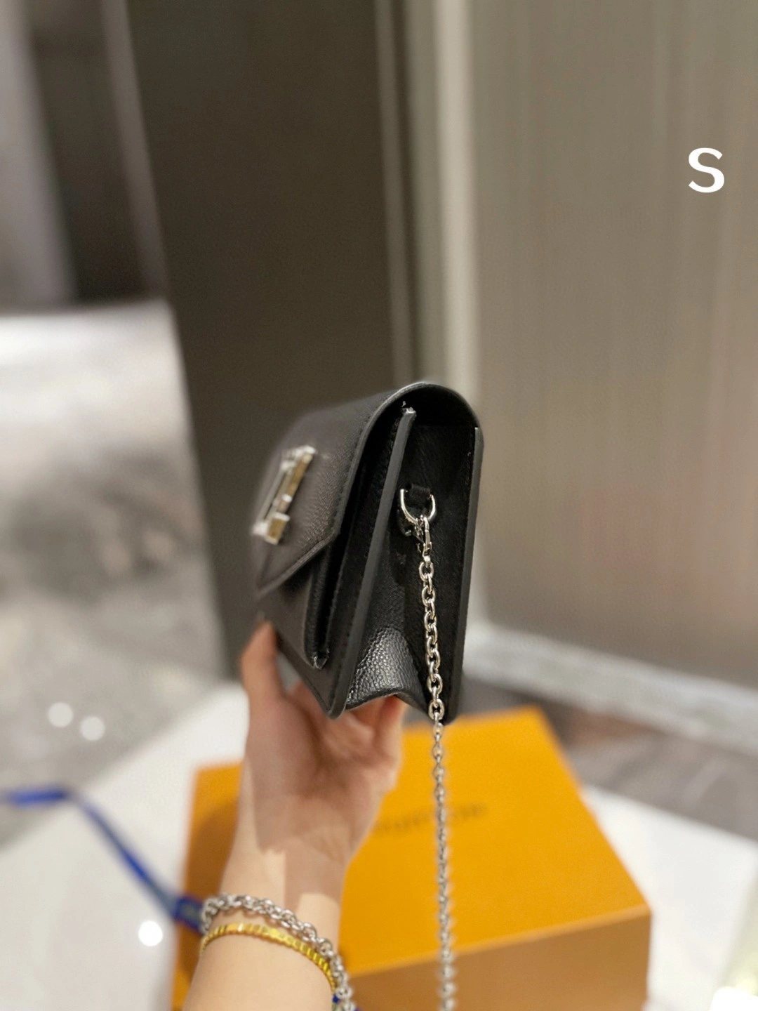 M69183 Calfskin Lockme item : BT-B299C1919