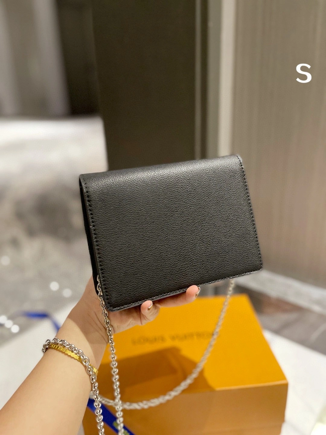 M69183 Calfskin Lockme item : BT-B299C1919