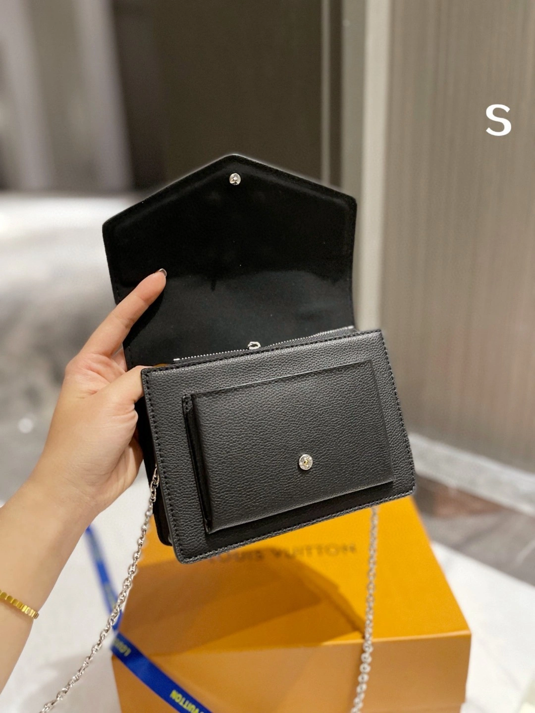 M69183 Calfskin Lockme item : BT-B299C1919