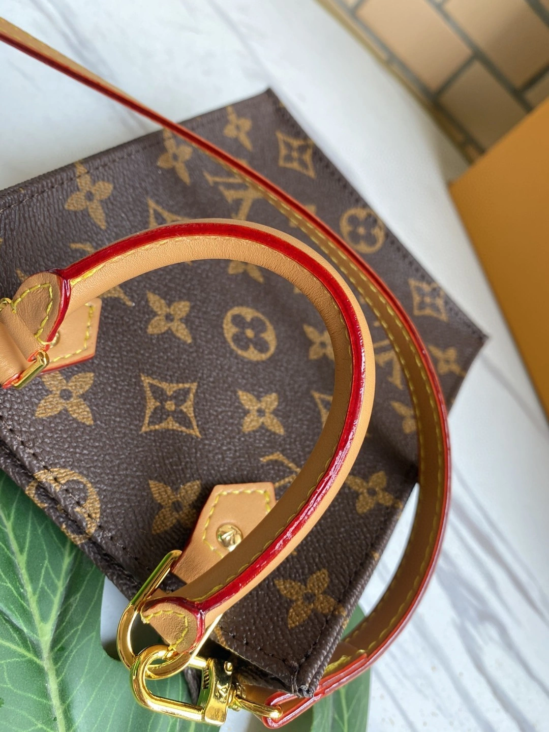 M69442 Petit Sac Plat item : AT-B225L0420L
