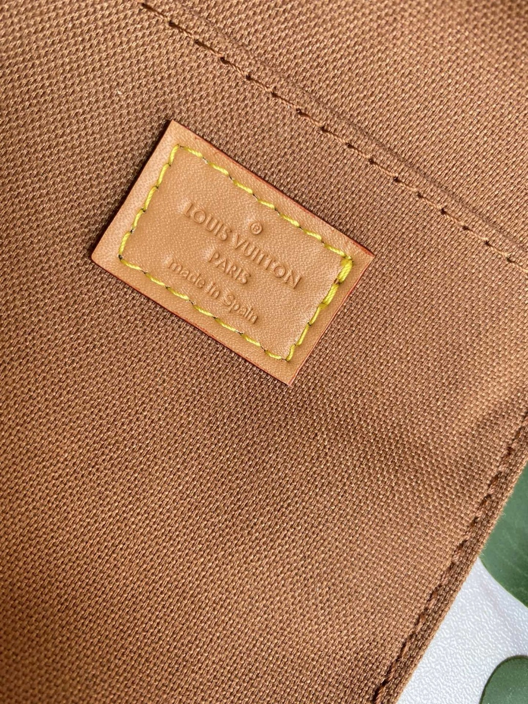 M69442 Petit Sac Plat item : AT-B225L0420L