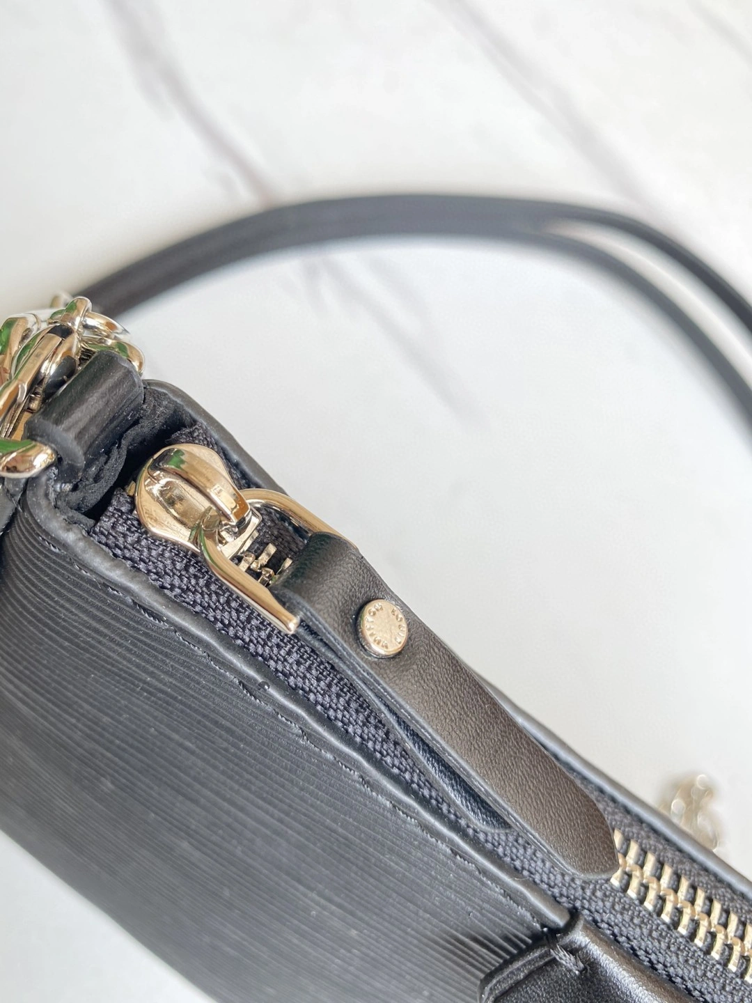 M80471 Easy Pouch On Strap item : AT-B225L0310L
