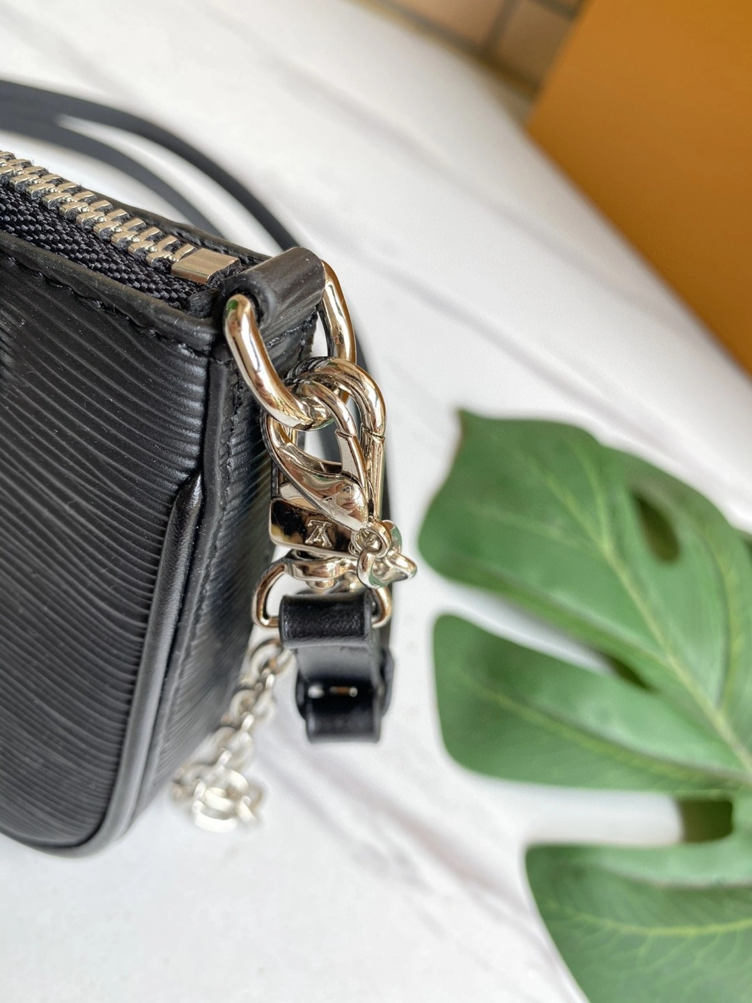 M80471 Easy Pouch On Strap item : AT-B225L0310L