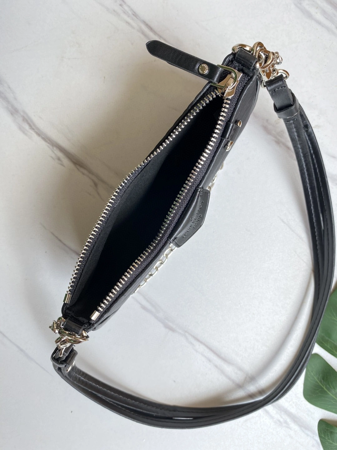 M80471 Easy Pouch On Strap item : AT-B225L0310L