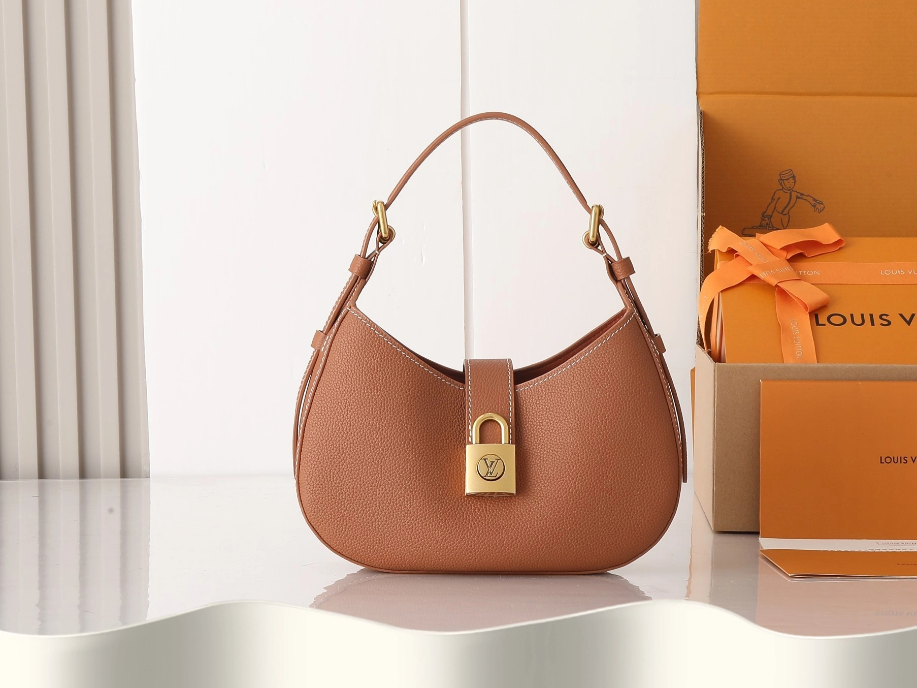 MOMO-- 8V M24885 high quality version Low Key Shoulder Bag cowhide item:E-B000C0578