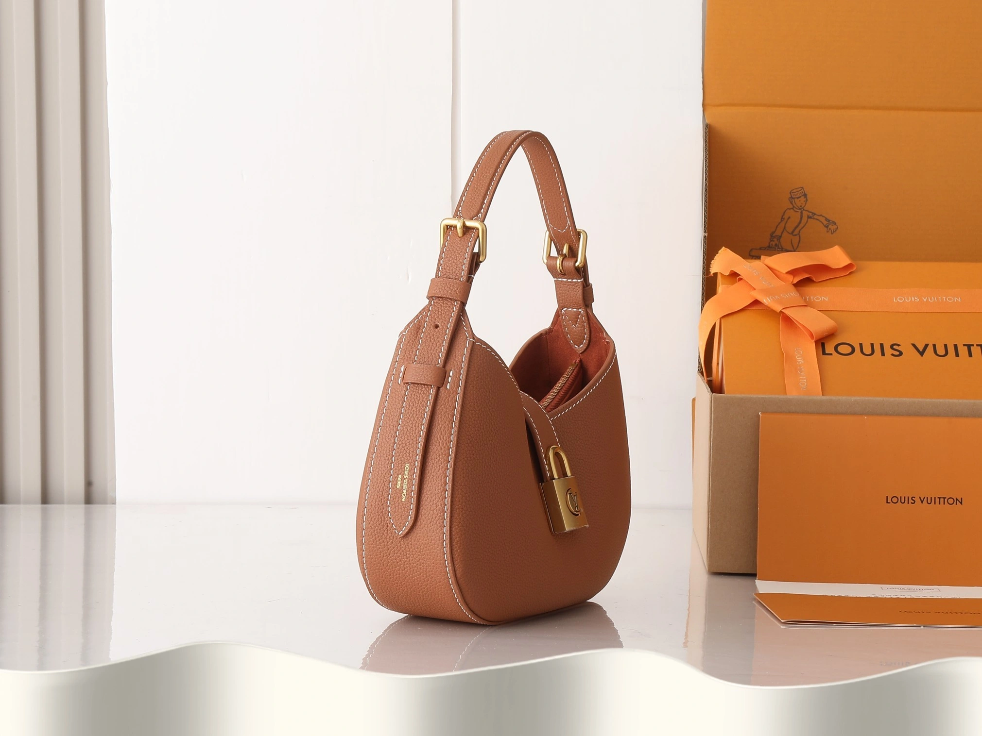 MOMO-- 8V M24885 high quality version Low Key Shoulder Bag cowhide item:E-B000C0578