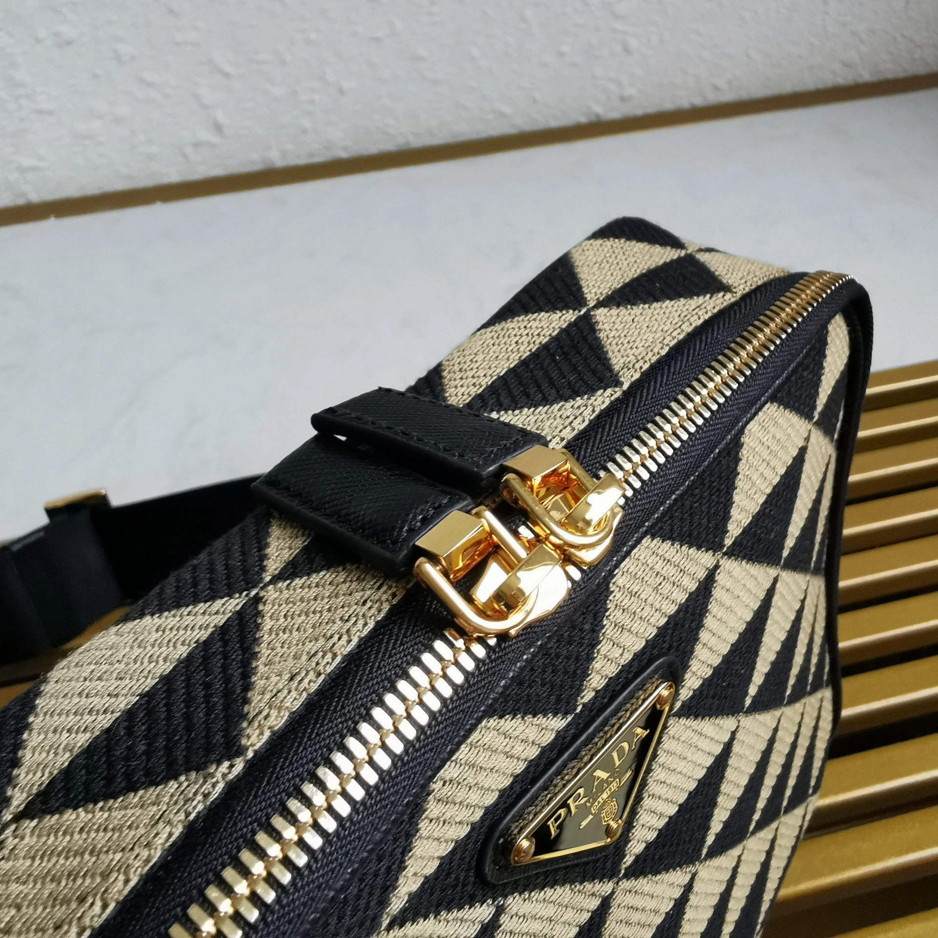 MOMO-- Pr141 2VH069_2FKL_F0Y30_V_MOF high quality version saffiano item:D-B000K2020
