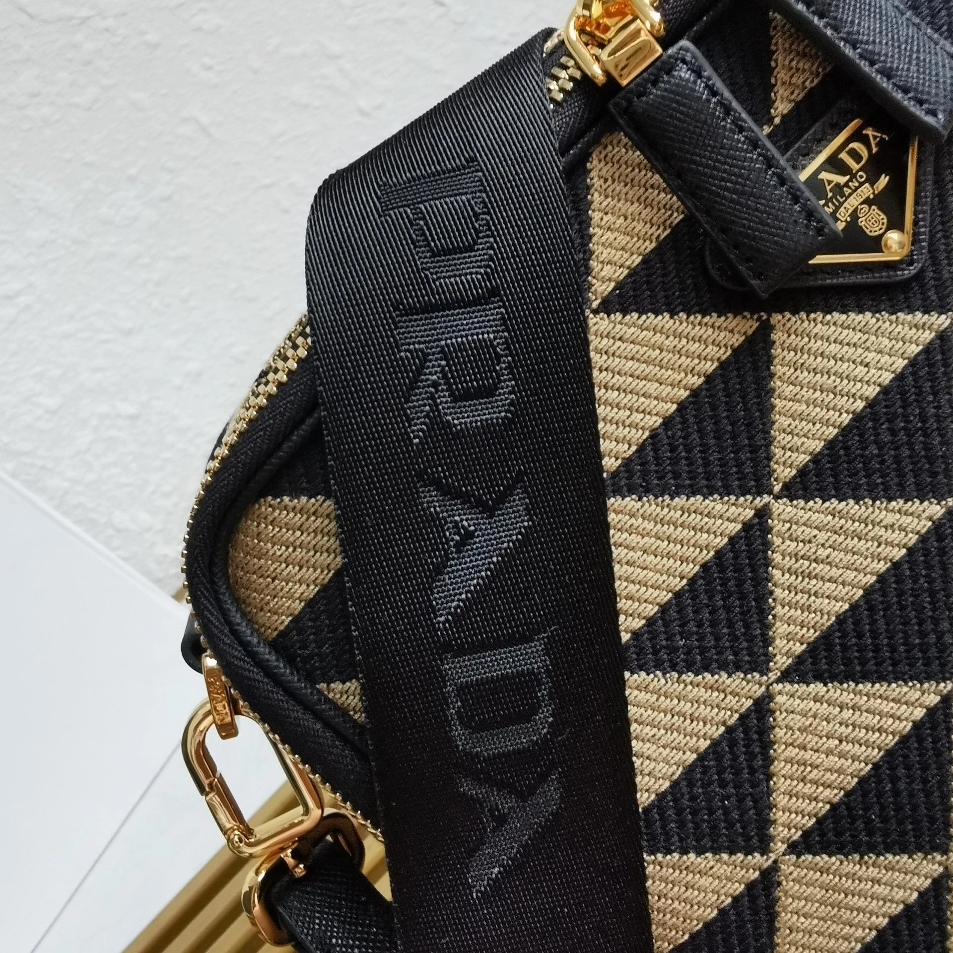 MOMO-- Pr141 2VH069_2FKL_F0Y30_V_MOF high quality version saffiano item:D-B000K2020