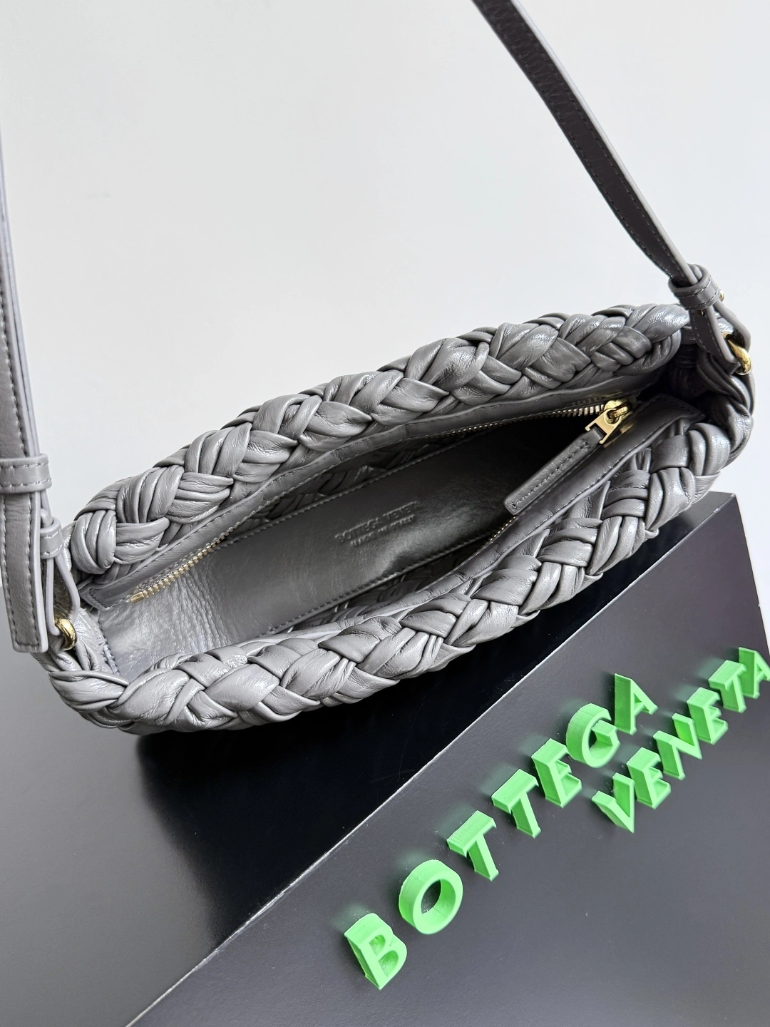 MOMO-- V595t1 785780V40T11317 chacha cowhide high quality version item：E-B100I0697H