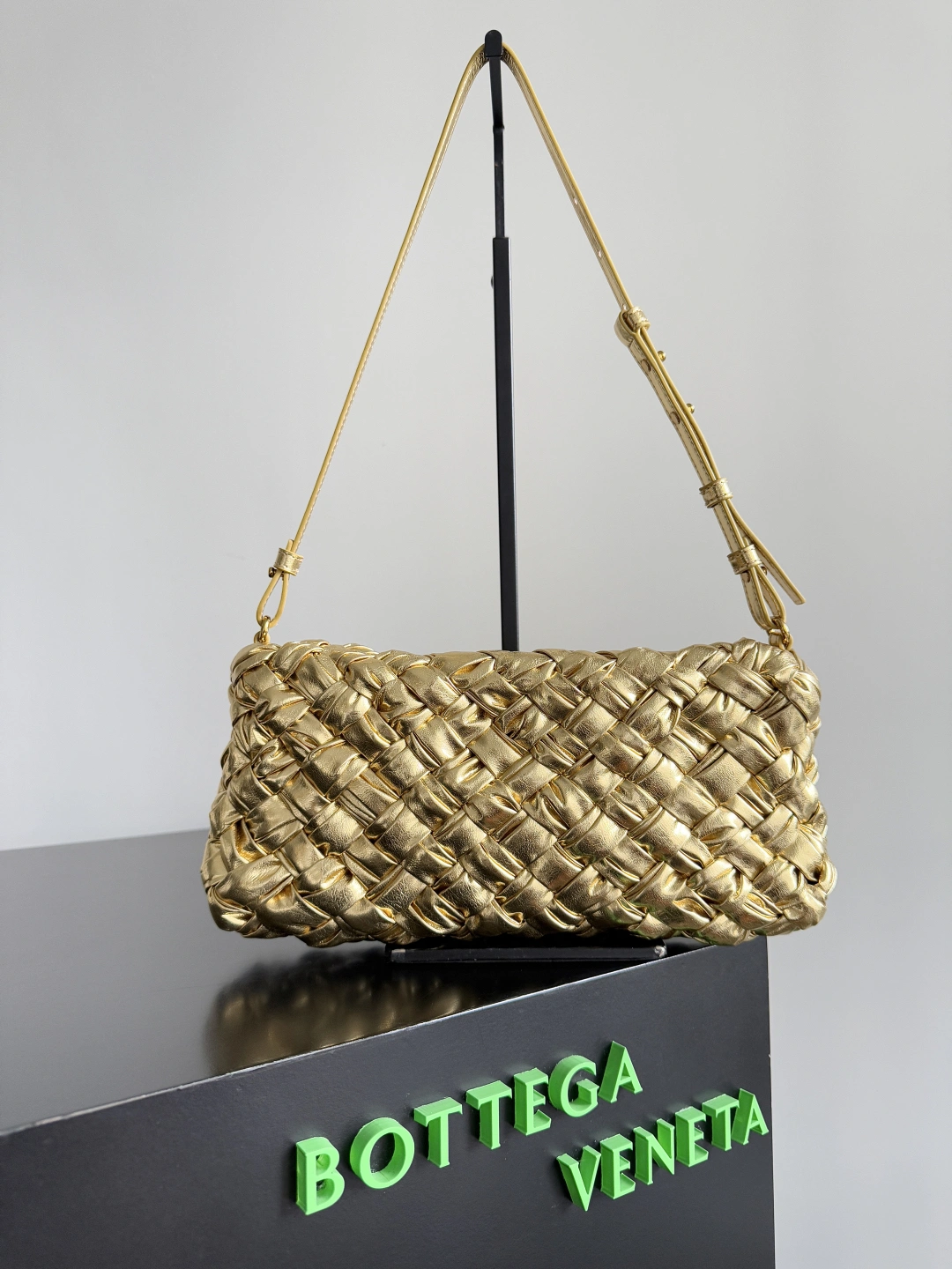MOMO-- V595t1 804487V4P318922 chacha cowhide high quality version item：E-B100I0694H