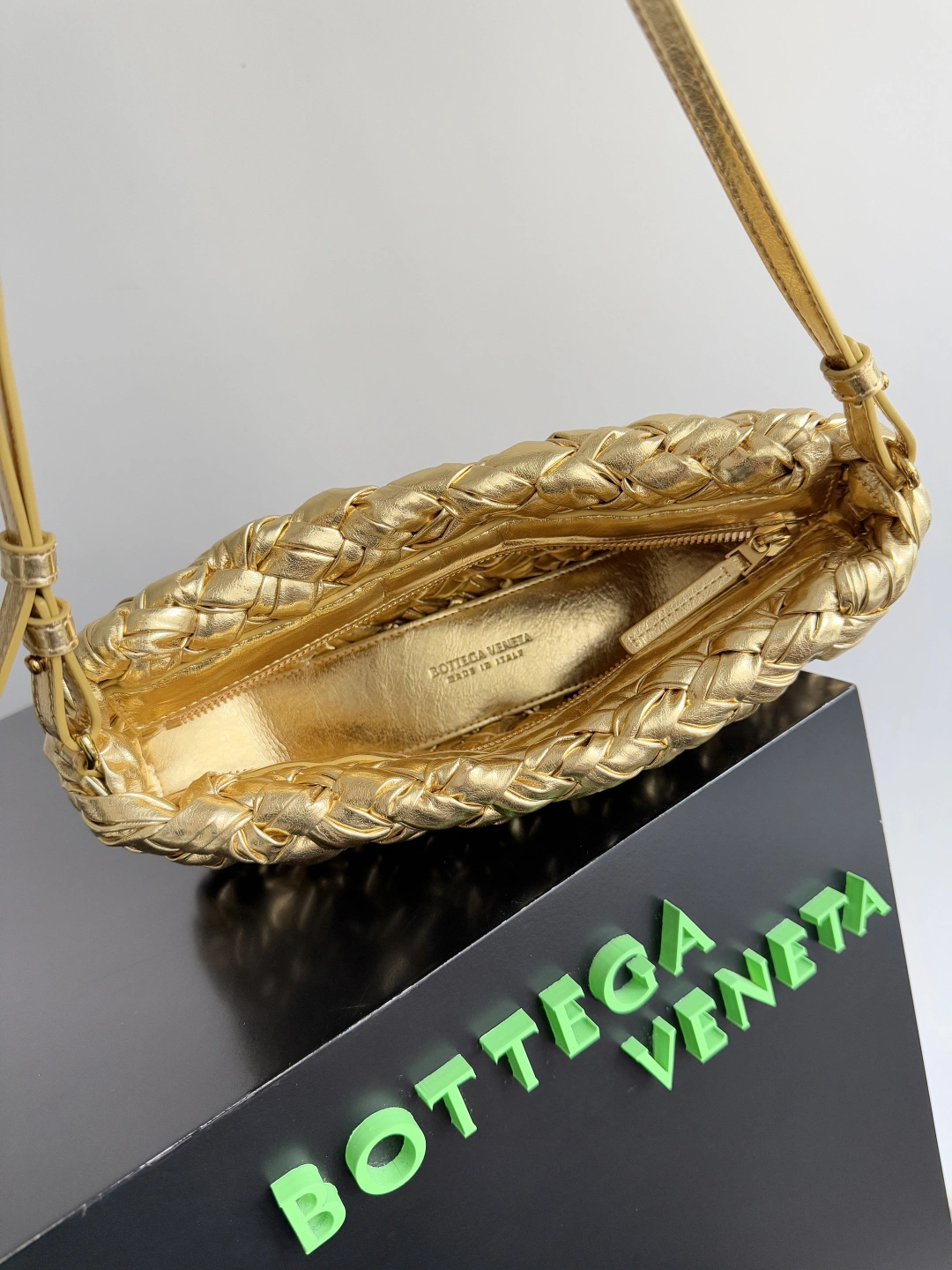 MOMO-- V595t1 804487V4P318922 chacha cowhide high quality version item：E-B100I0694H