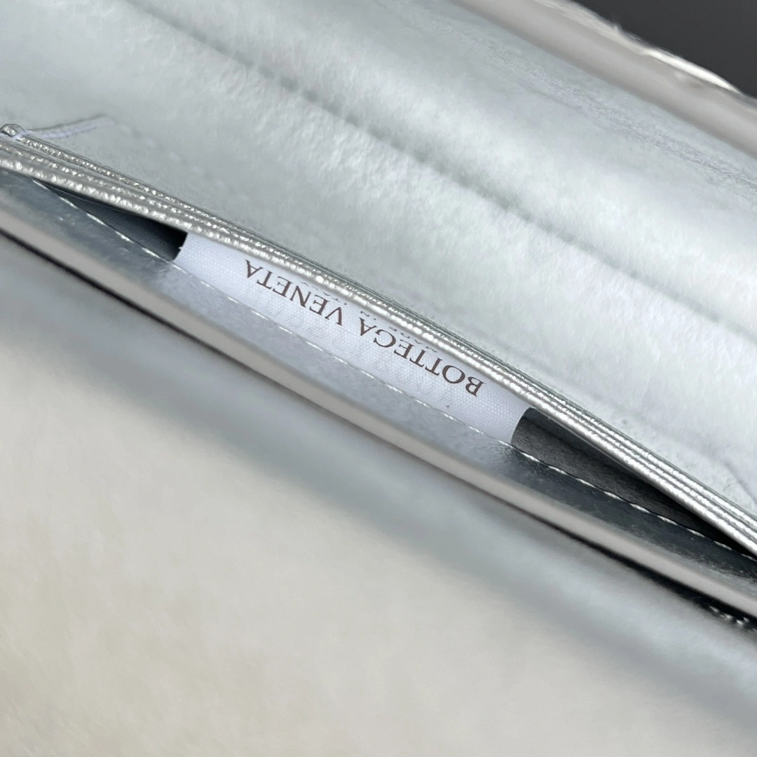 MOMO- V595t1 741511V4P128101 high quality version Clutch sheephide item:E-B664G2084