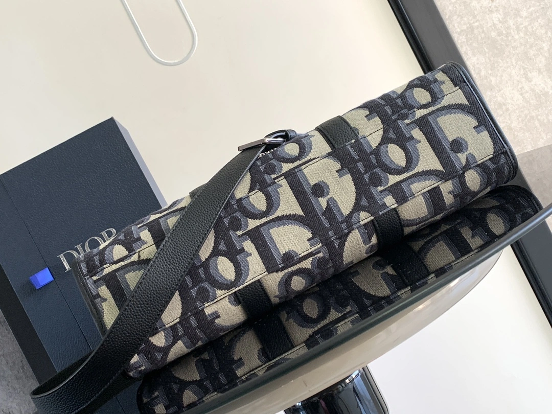 MOMO--- 1ESSH232YXL-H27E 1ESSH232YXL_H27E East-West item:D-B109D0617