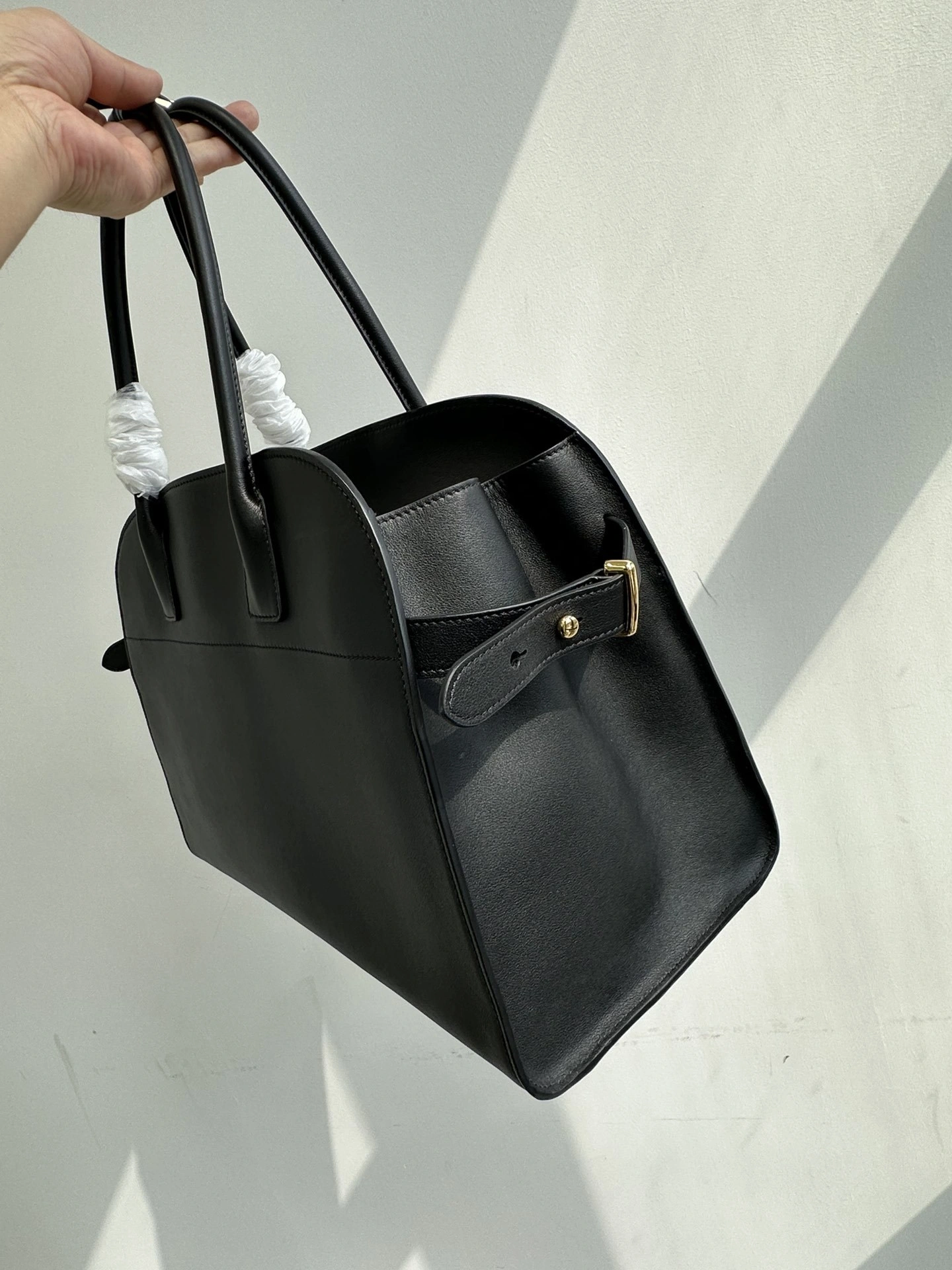 MOMO--- 2VD056_2BBE_F0002_V_OOO cowhide item:D-B432D0673