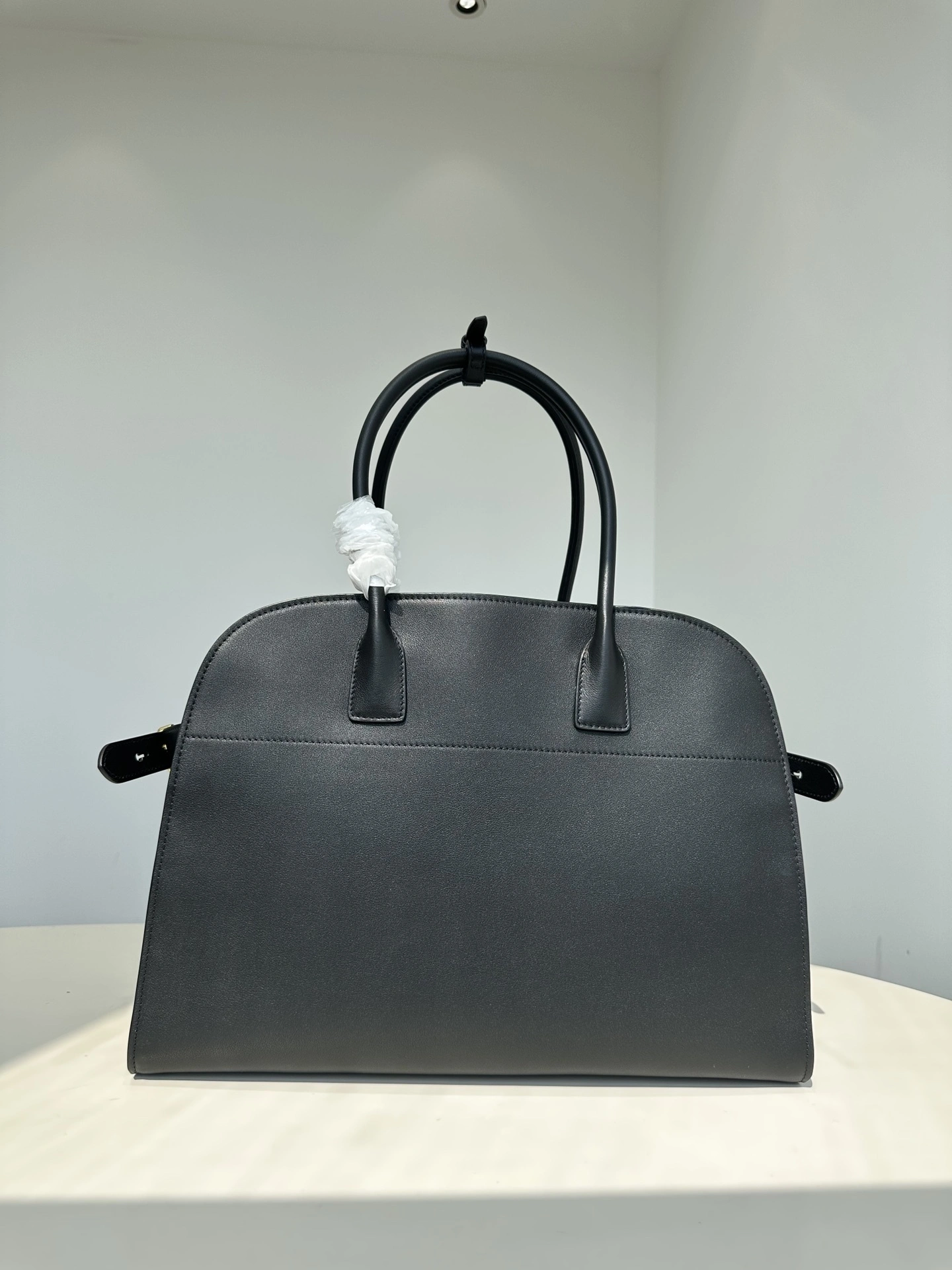 MOMO--- 2VD056_2BBE_F0002_V_OOO cowhide item:D-B432D0673