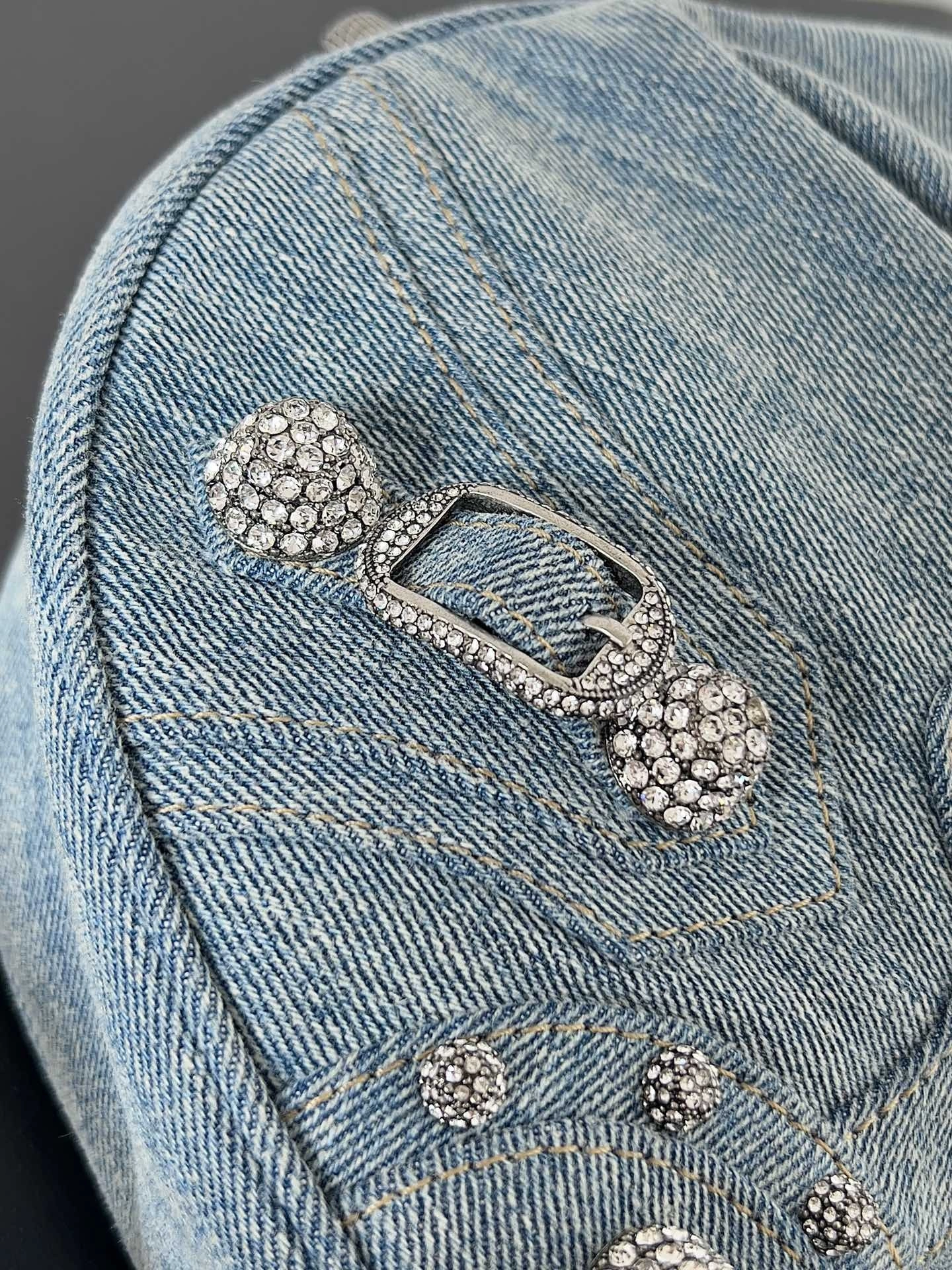 MOMO--- 6713072109U4715 Le Cagole item:C-B063L0810R