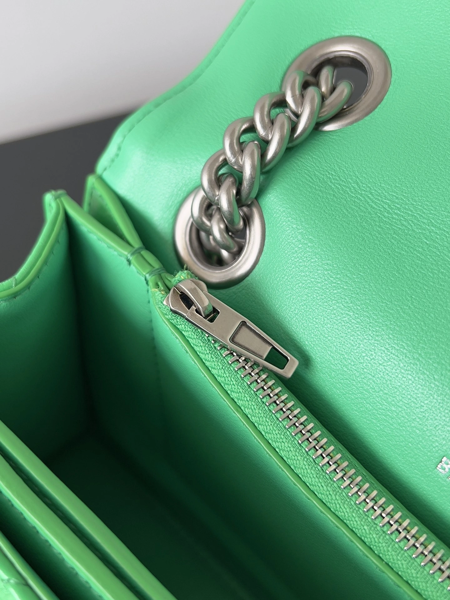 MOMO--- 716351210J03809 crush item:C-B063L0812R