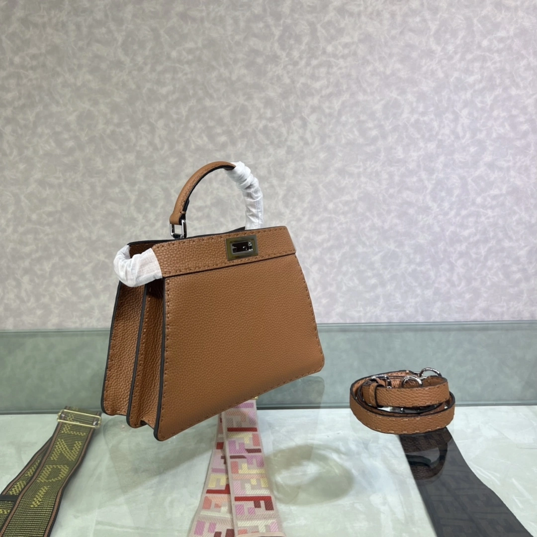 MOMO--- 8BN327-ADYL-F1EEK Iconic Peekaboo Cuoio Romano item:C-B063K2324R