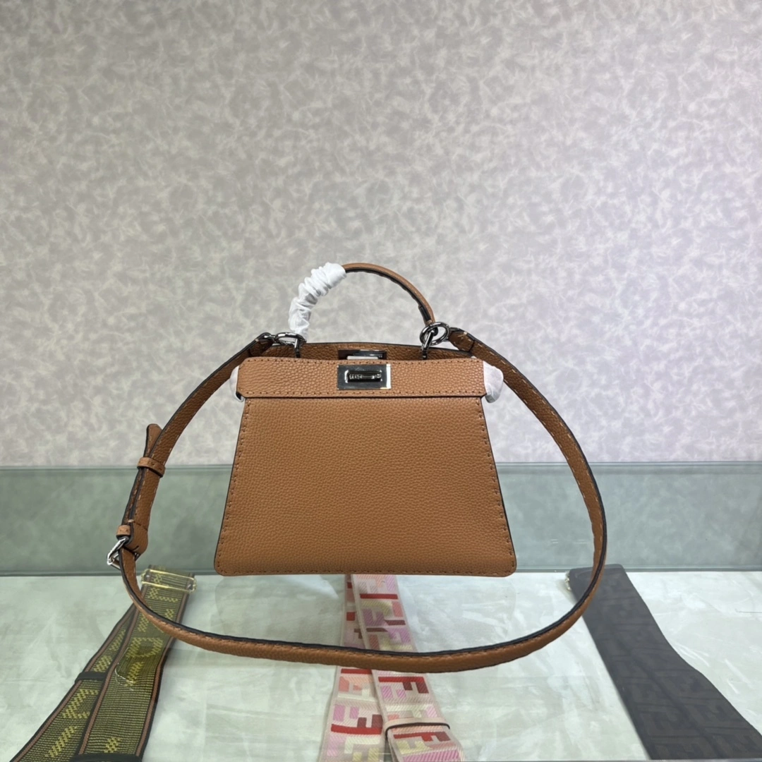 MOMO--- 8BN327-ADYL-F1EEK Iconic Peekaboo Cuoio Romano item:C-B063K2324R