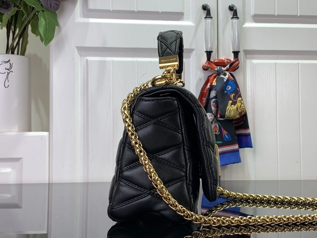 MOMO--- 8V M22891 sheepskin item:D-B174E1703