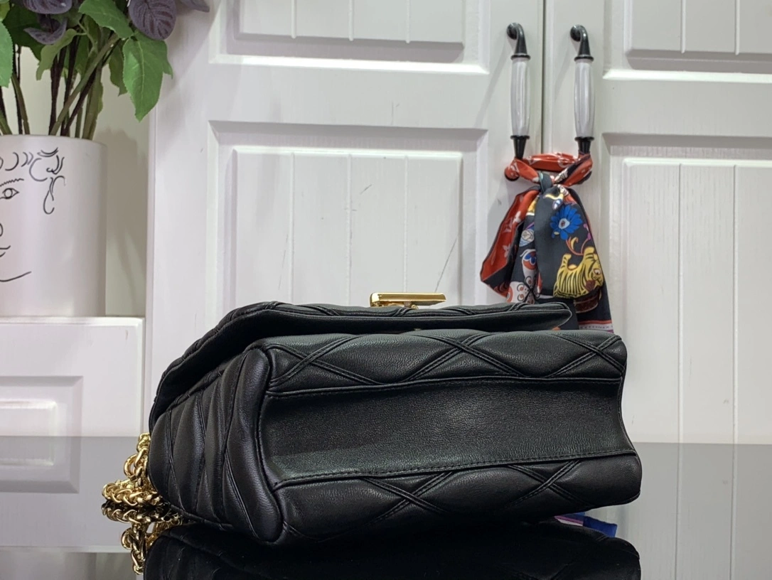 MOMO--- 8V M22891 sheepskin item:D-B174E1703