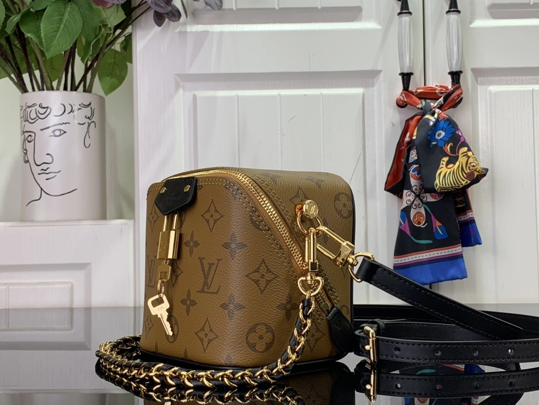 MOMO--- 8V M47162 Just In Case cowhide item:D-B174E1710