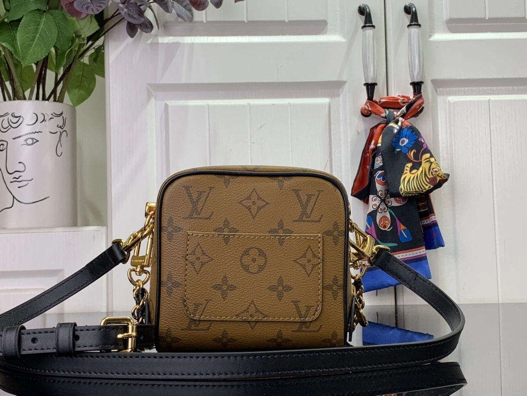 MOMO--- 8V M47162 Just In Case cowhide item:D-B174E1710