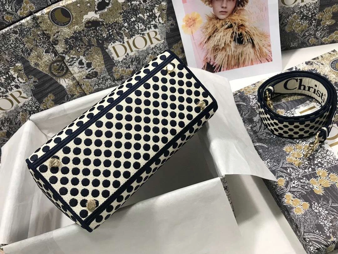 MOMO--- Lady embroidery M0565 2 colour item :063B00E2110-2