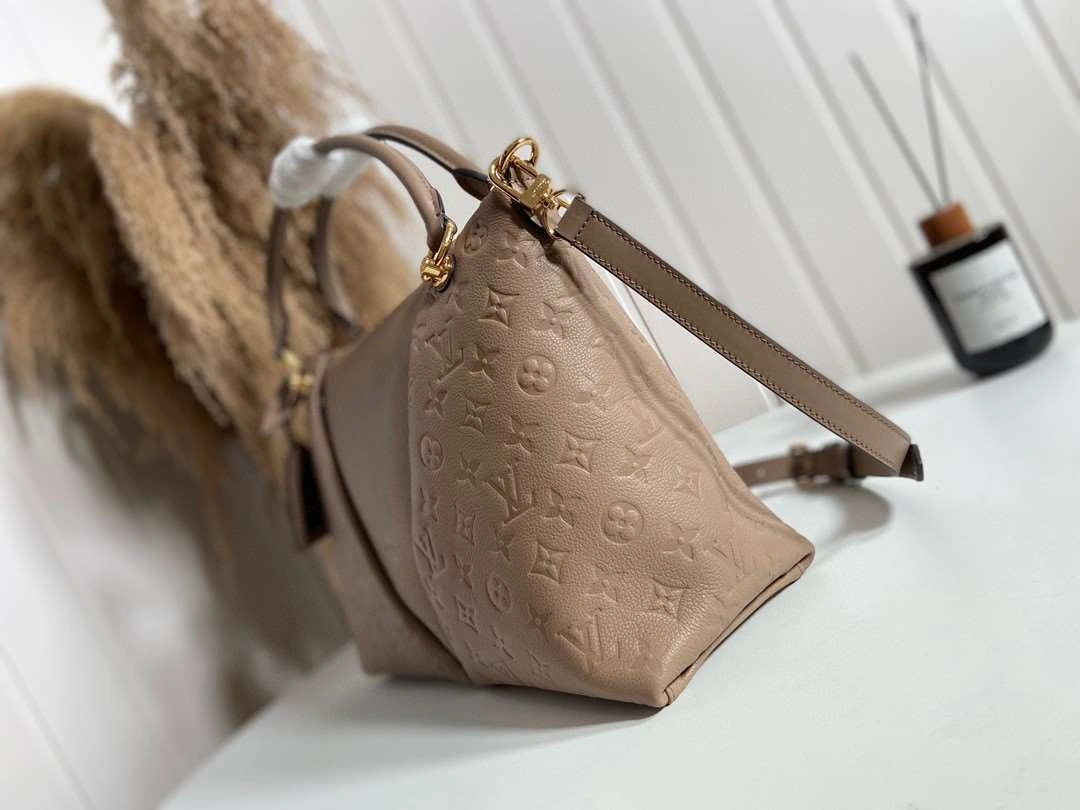 *MOMO--- M44884 cowhide item : A-B00G3003