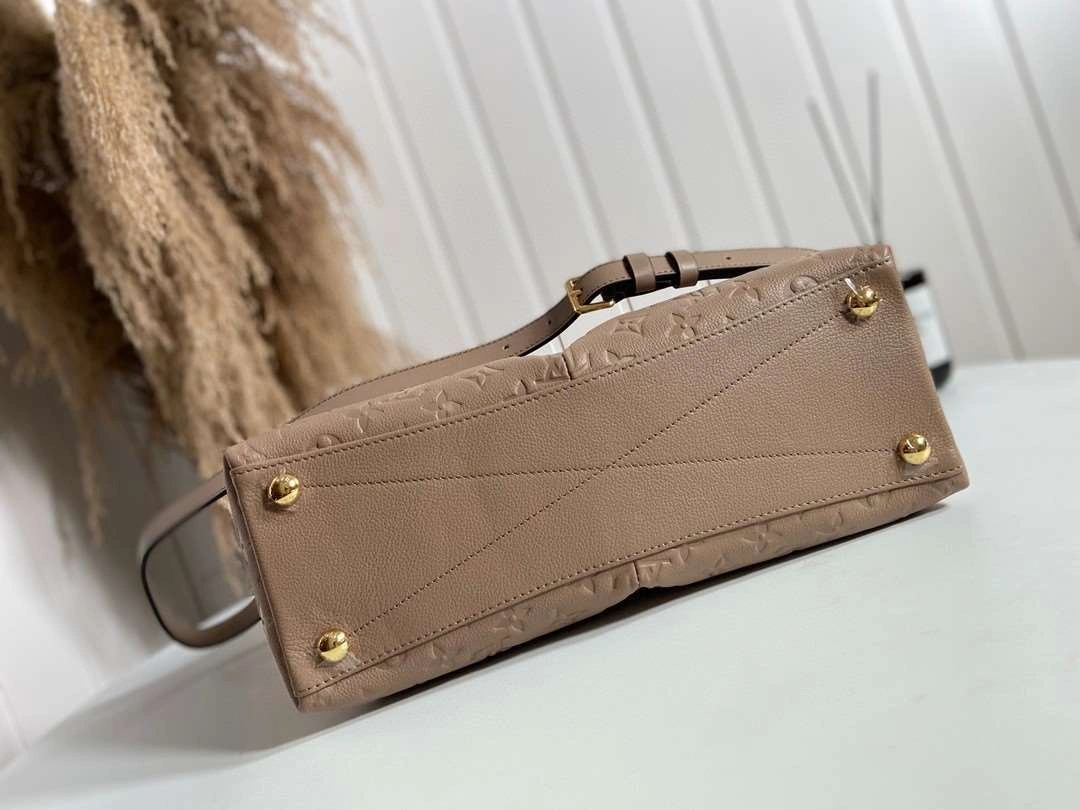 *MOMO--- M44884 cowhide item : A-B00G3003