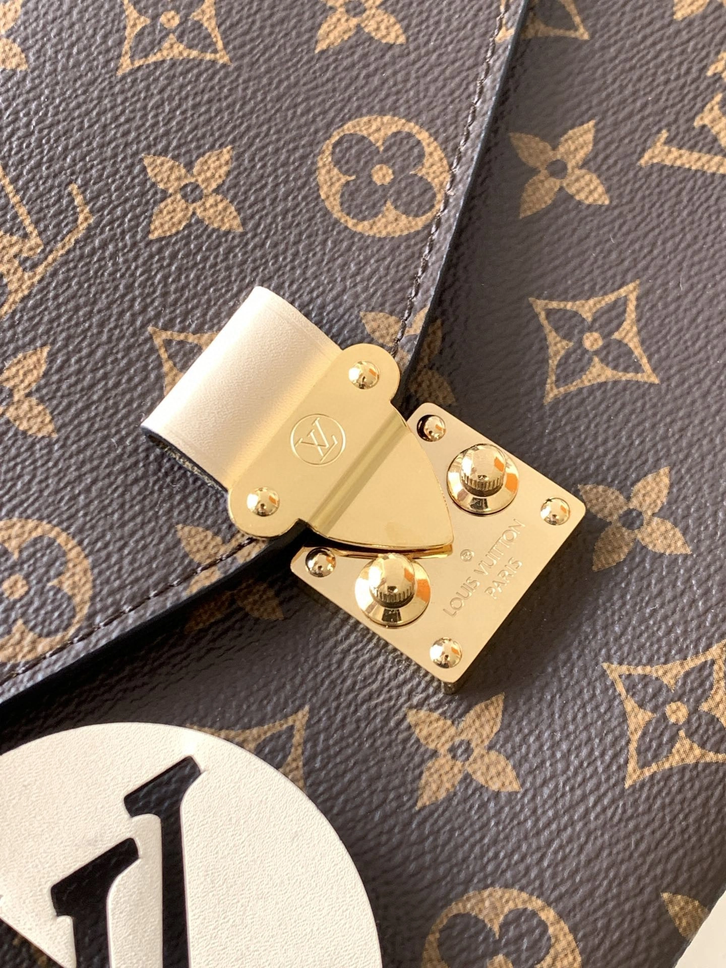 MOMO--- M45152 cowhide item : A-B00H0369
