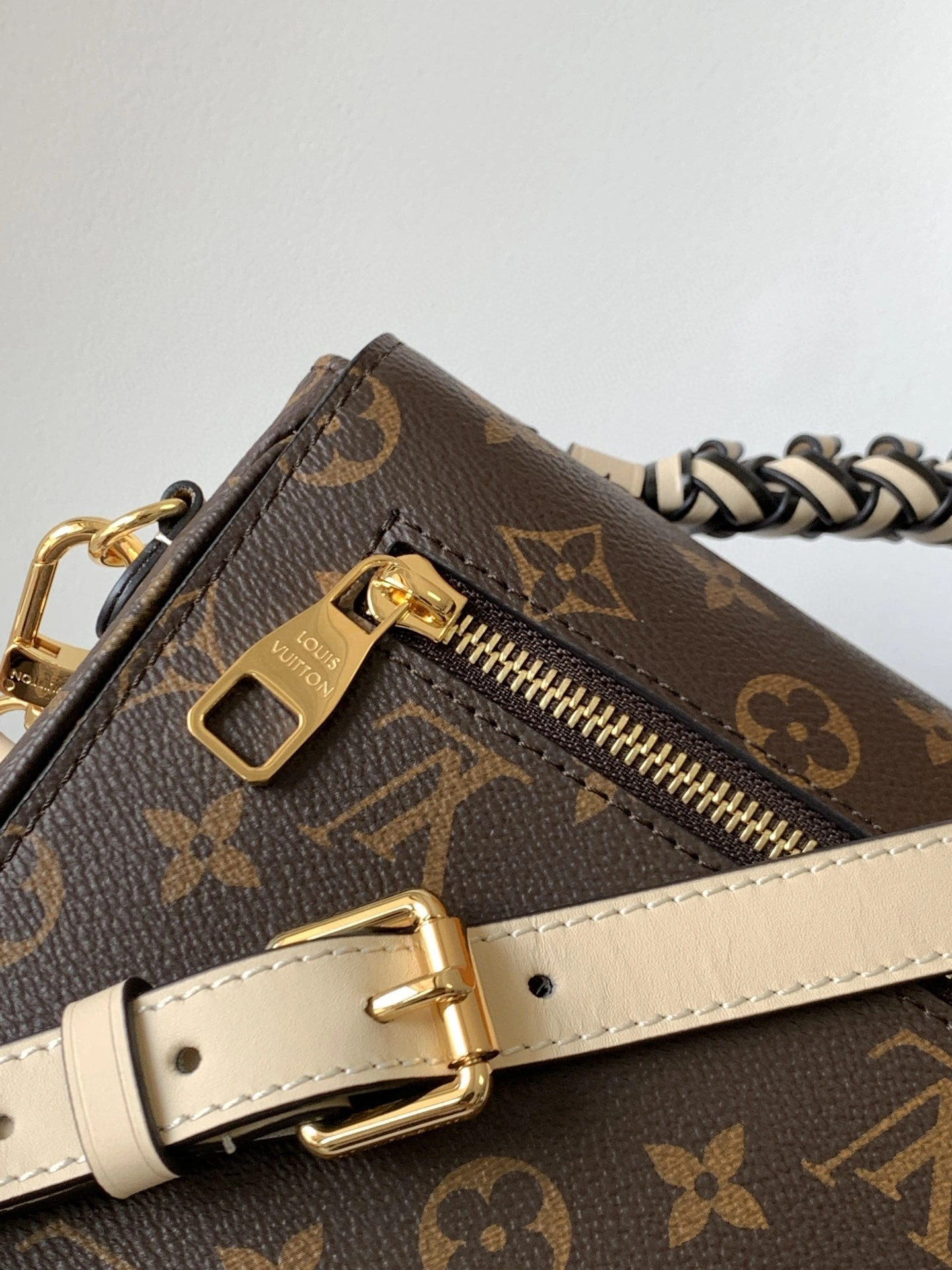 MOMO--- M45152 cowhide item : A-B00H0369