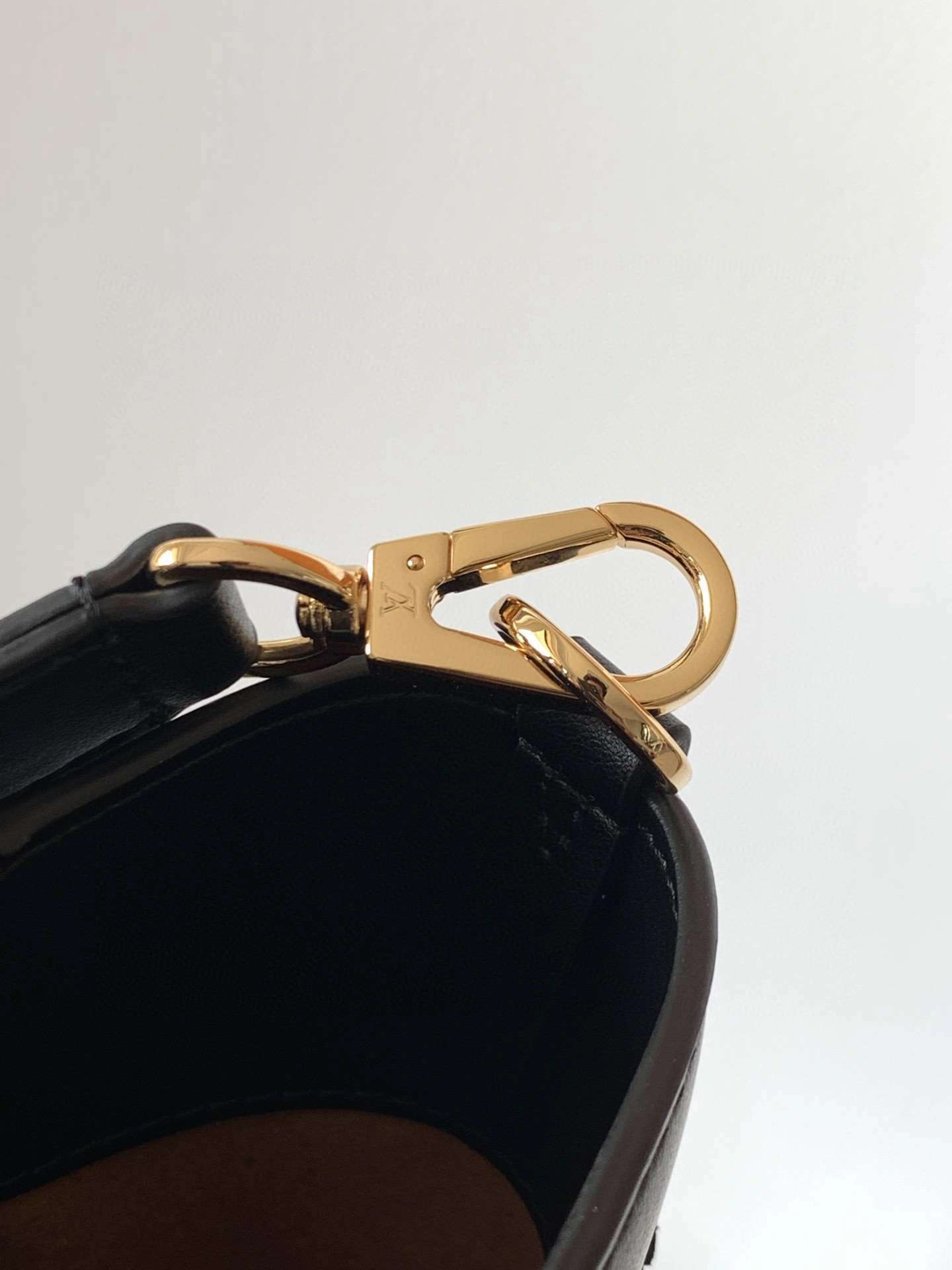 *MOMO--- M53826 Calfskin item : A-B00G3011