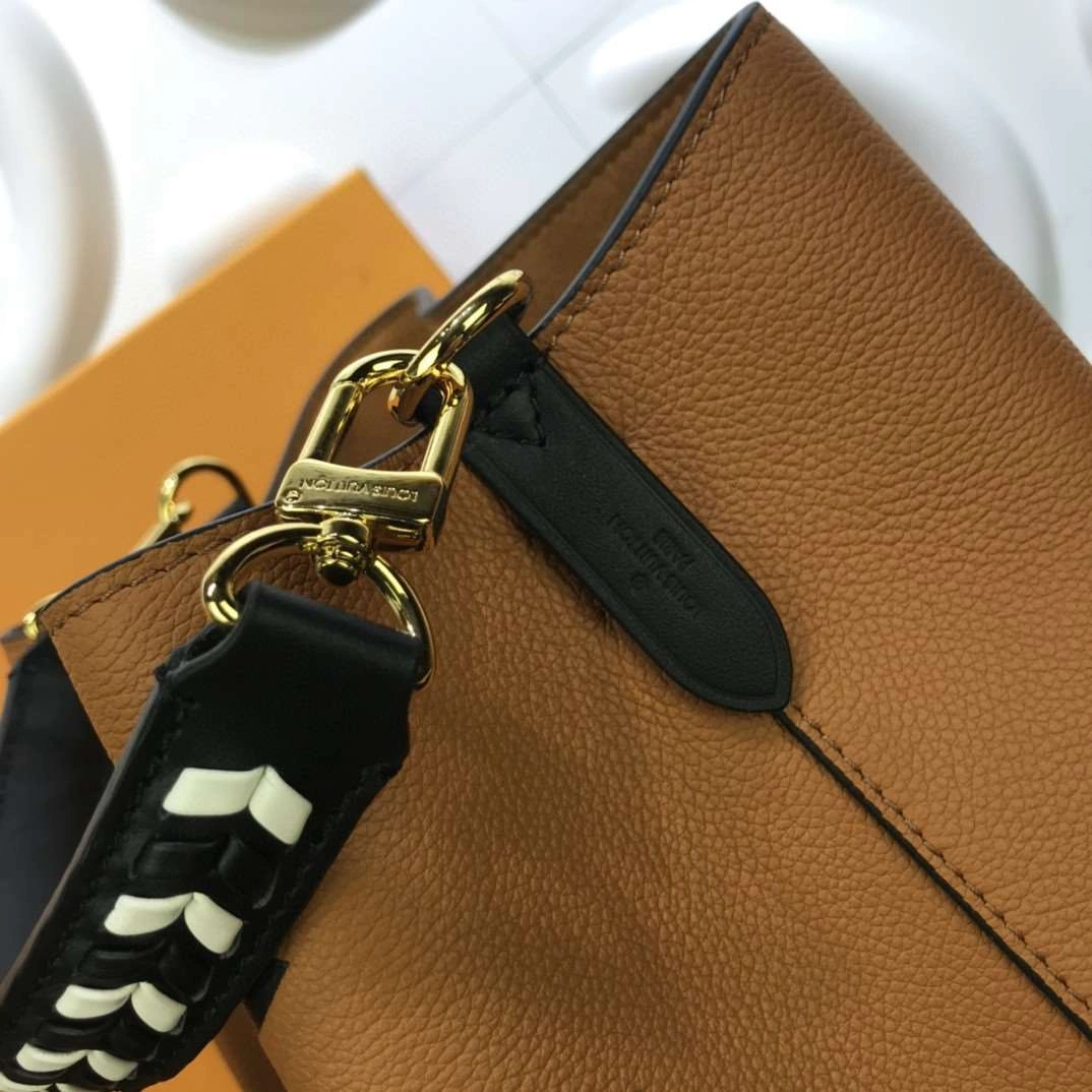 *MOMO--- M56888 cowhide item : A-B00G3017