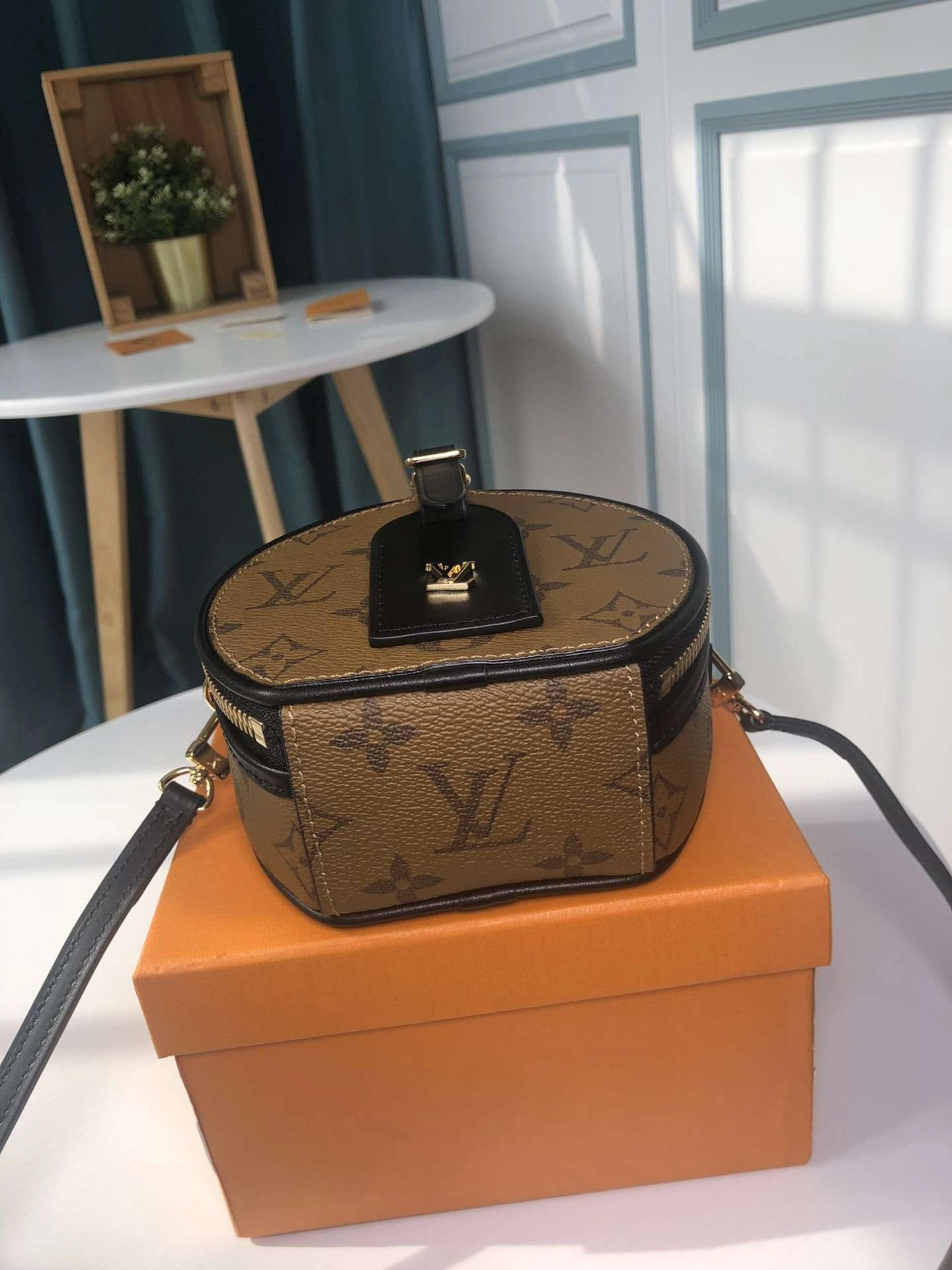 *MOMO--- M68276 cowhide item : A-B00H0207