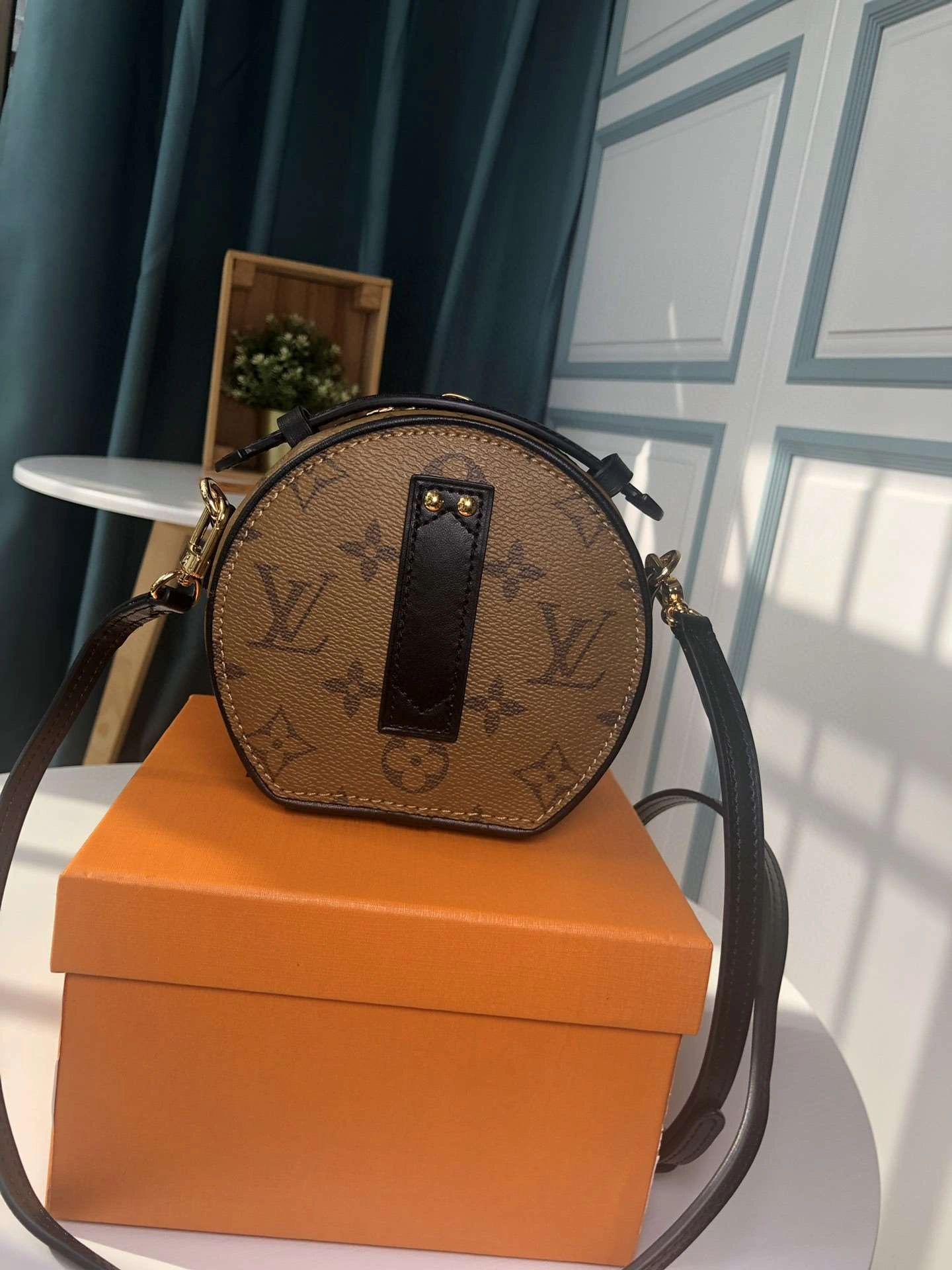 *MOMO--- M68276 cowhide item : A-B00H0207