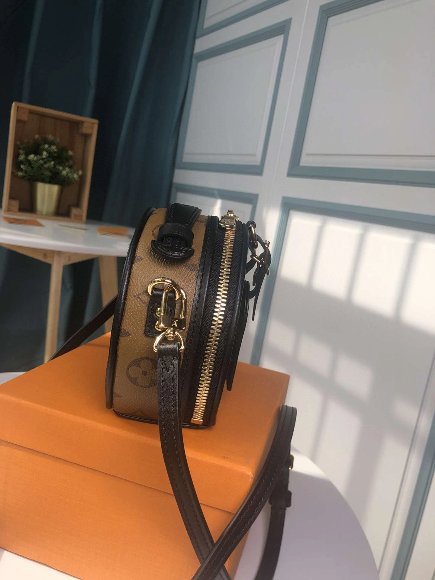 *MOMO--- M68276 cowhide item : A-B00H0207