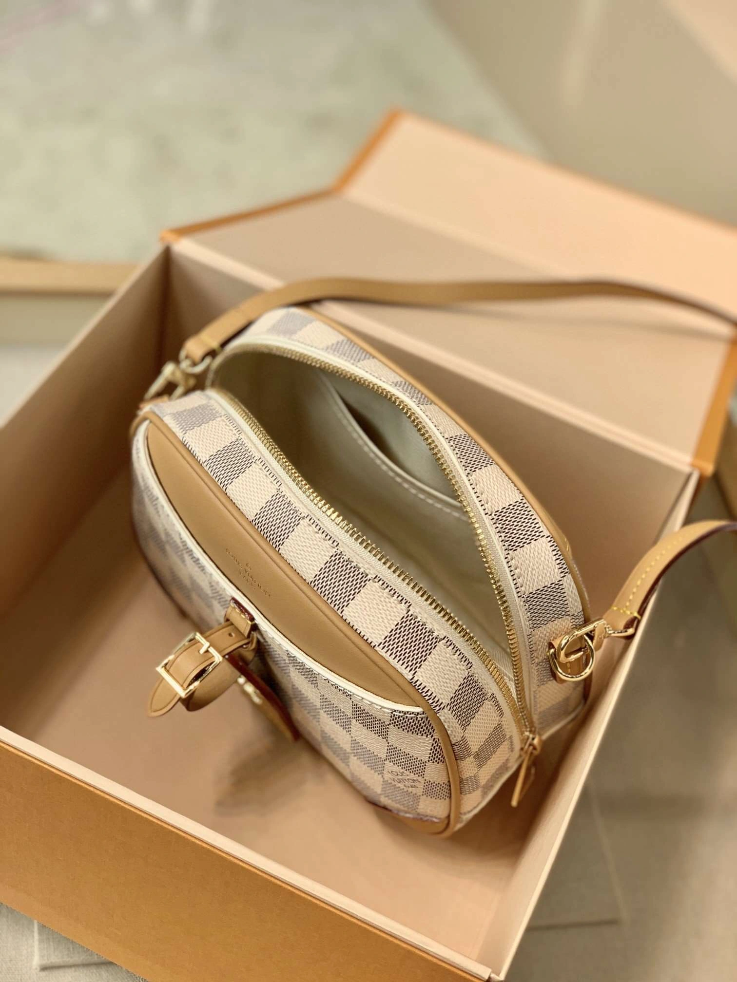 *MOMO--- N50048 Cowhide item : A-B340G2001