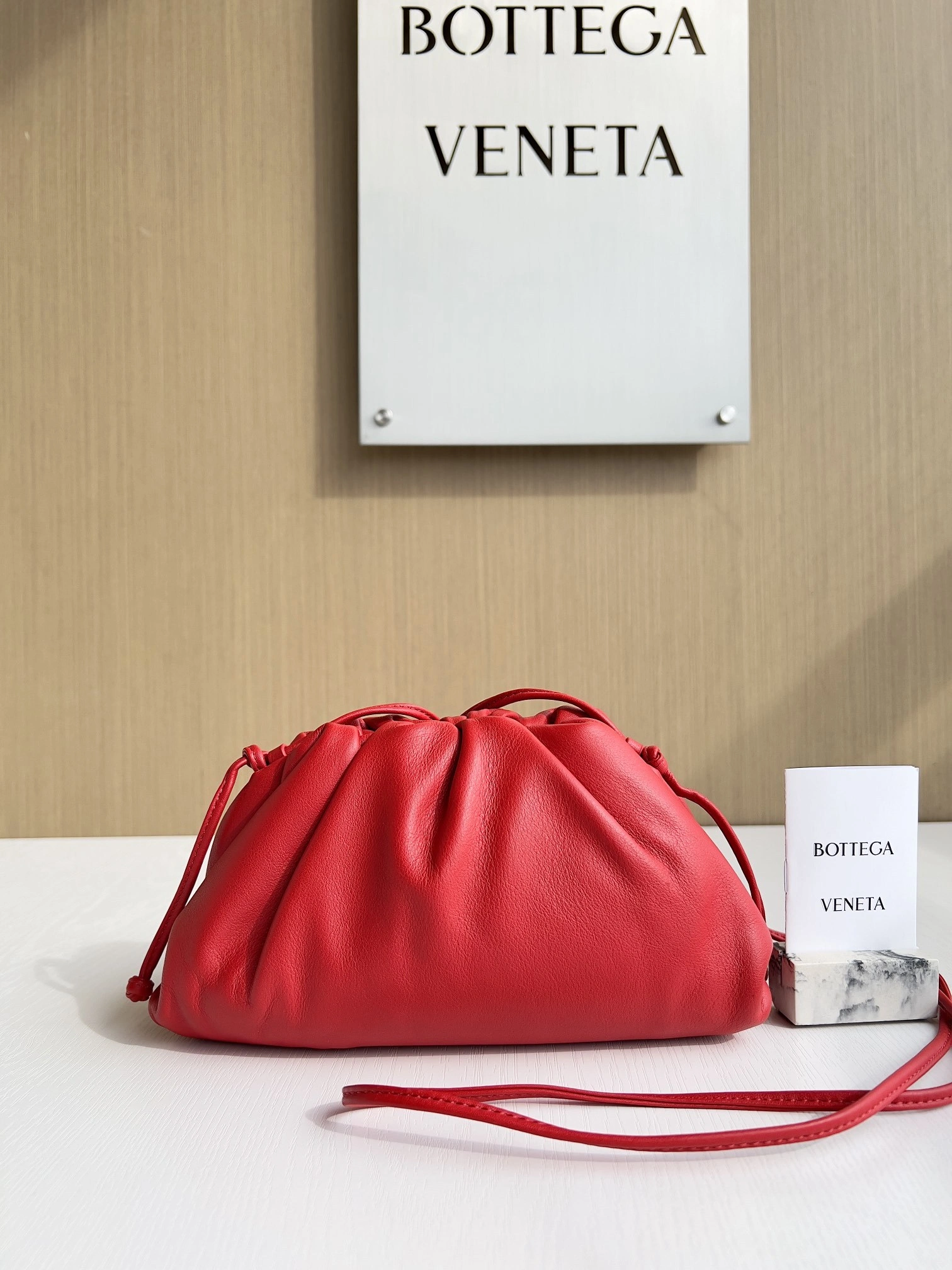 MOMO-- 585852-VCP40-8937 item：C-B063G2106R
