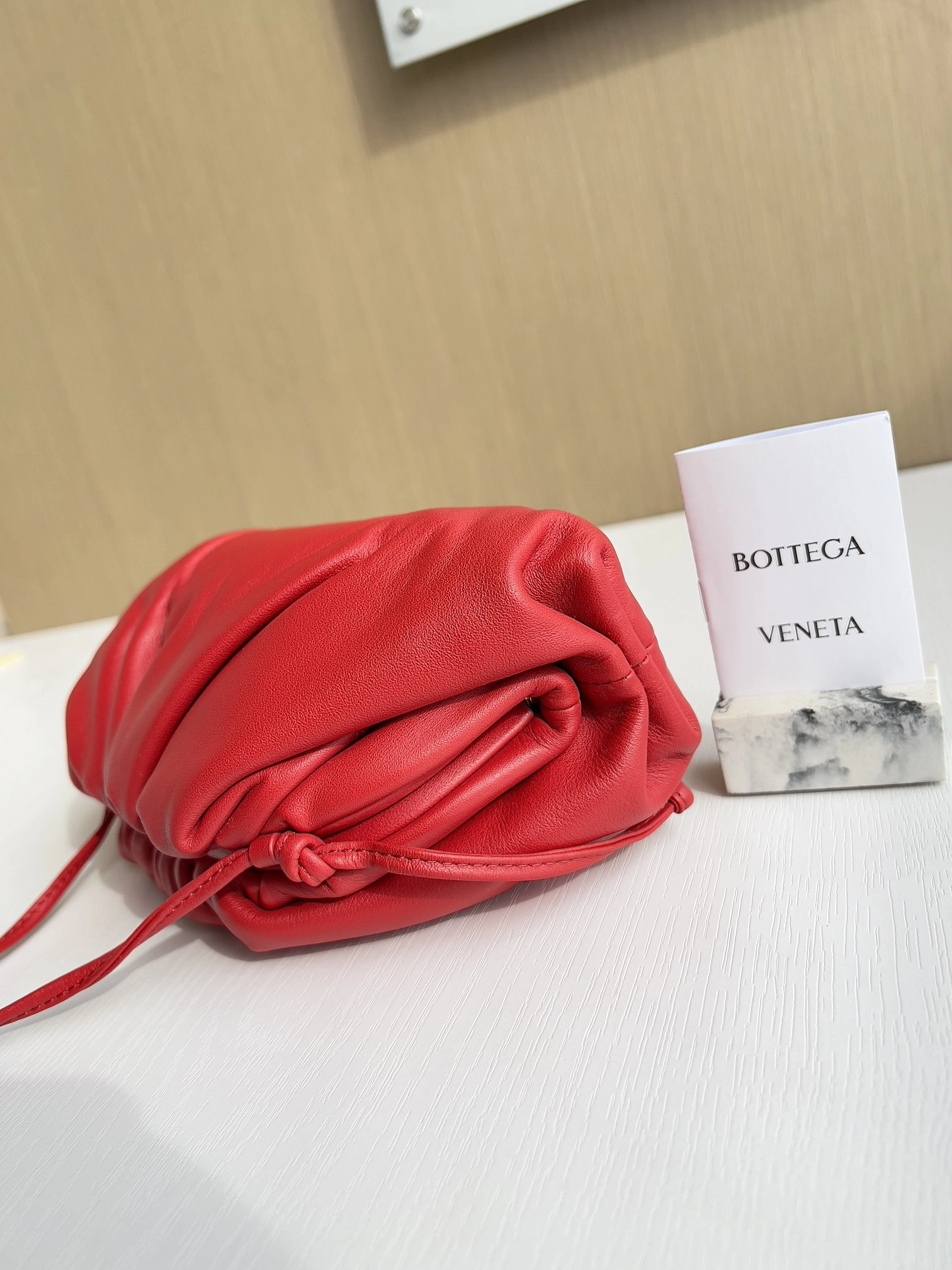 MOMO-- 585852-VCP40-8937 item：C-B063G2106R