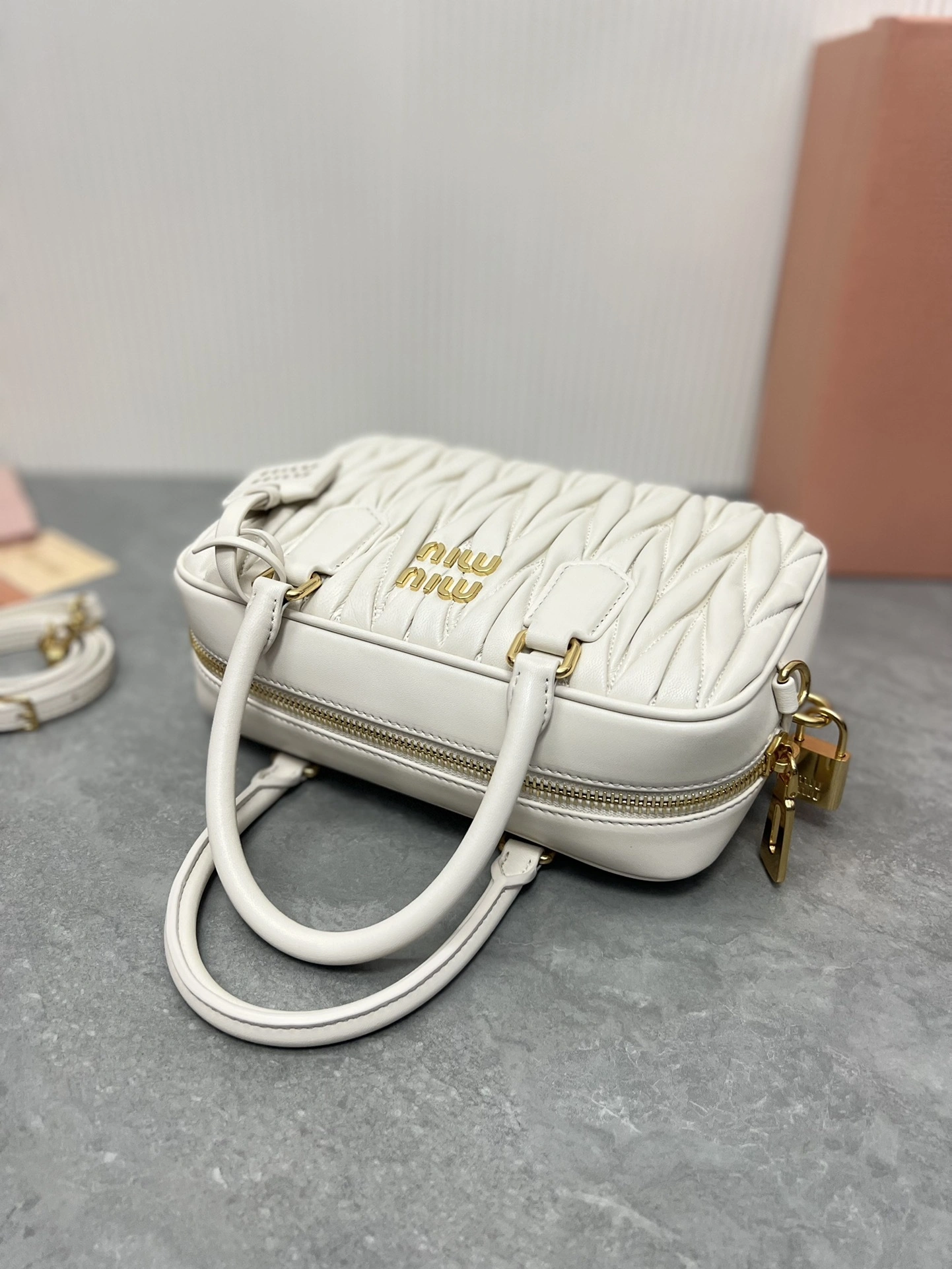MOMO-- 5BB124-N88-F0009-V-OOO 2Colour high quality version item：C-B000I2023V-2
