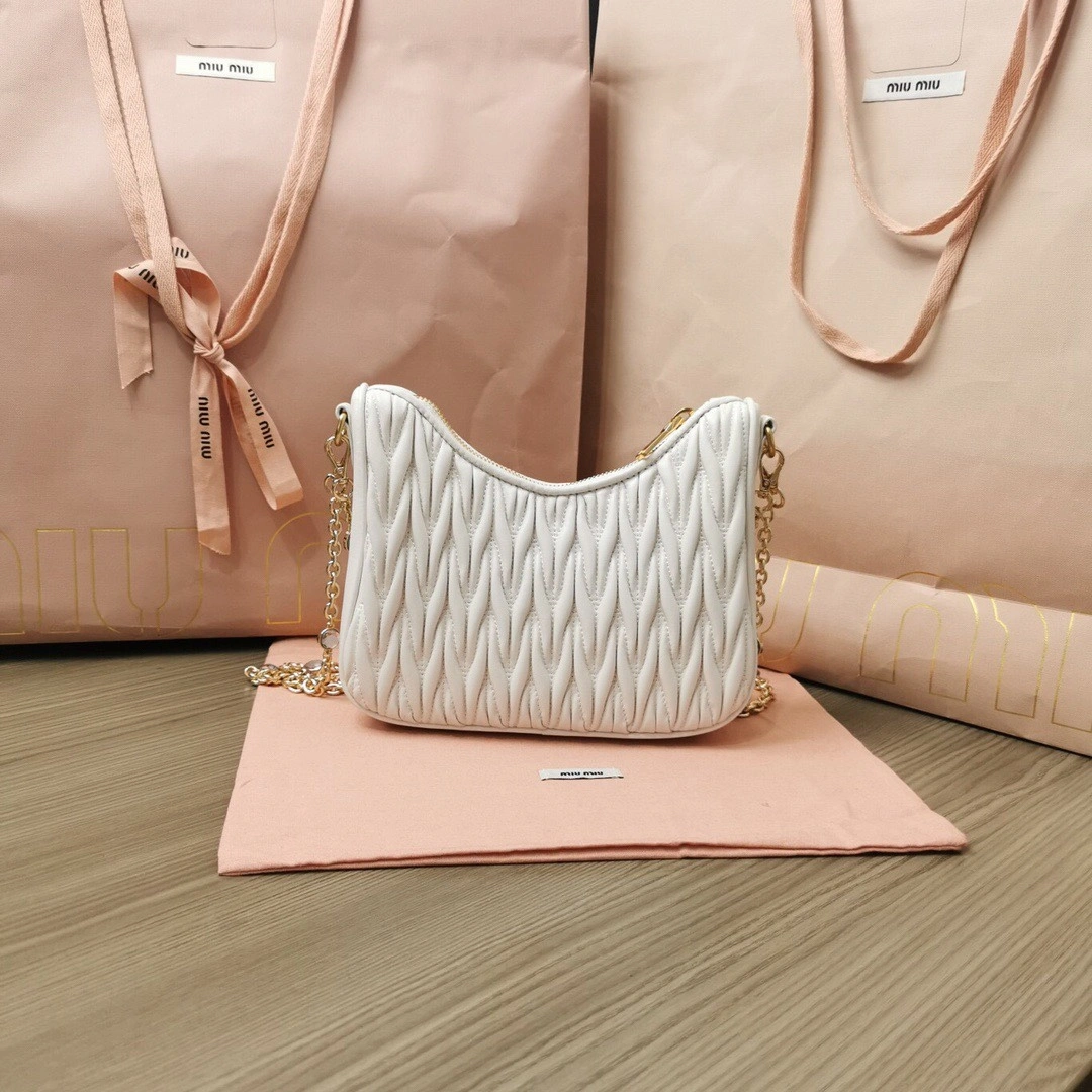 MOMO-- 5BH211-2CE3-F097W-V-OWO item：C-B000I2061V