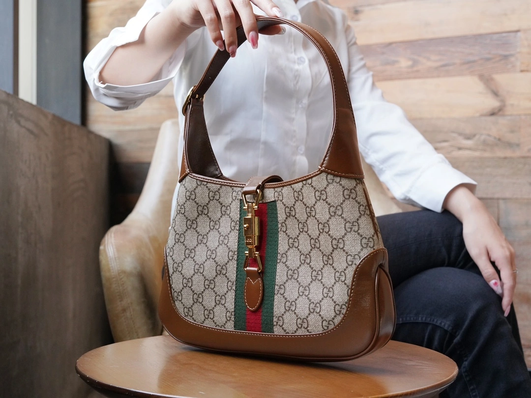 MOMO-- 636706-HUHHG-8565 item：C-B461H1601Q