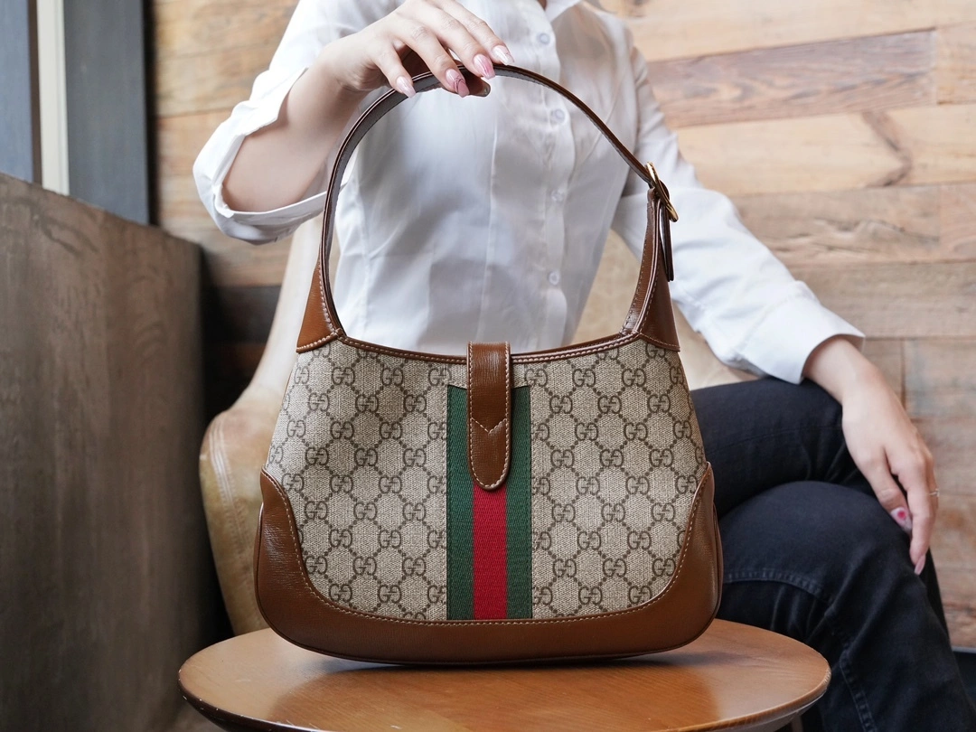 MOMO-- 636706-HUHHG-8565 item：C-B461H1601Q