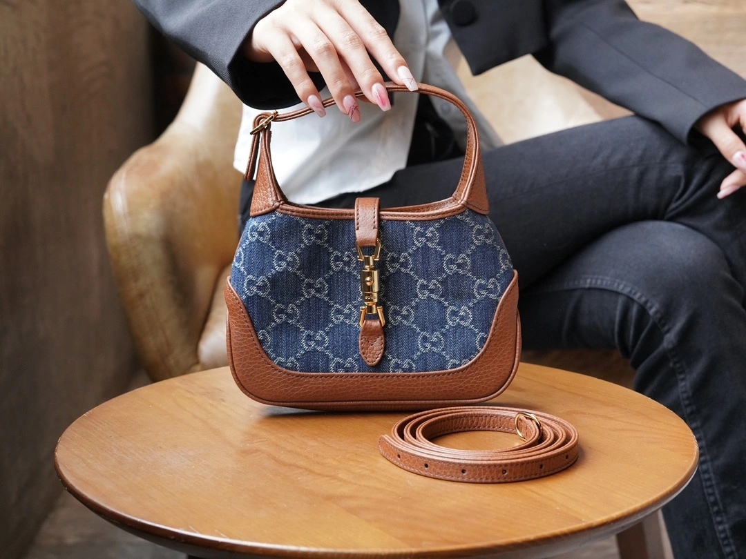 MOMO-- 637092-2KQGG-8375 item：C-B461H1604Q