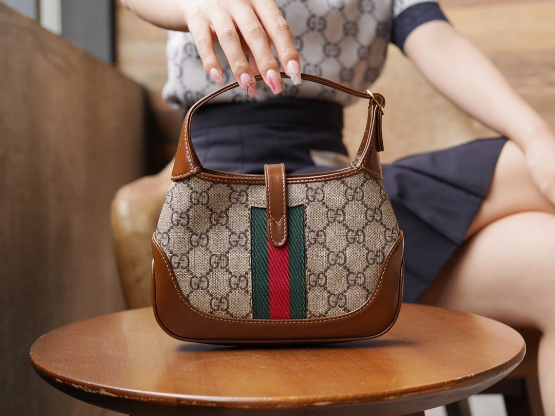 MOMO-- 637092-HUHHG-8565 item：C-B461H1602Q