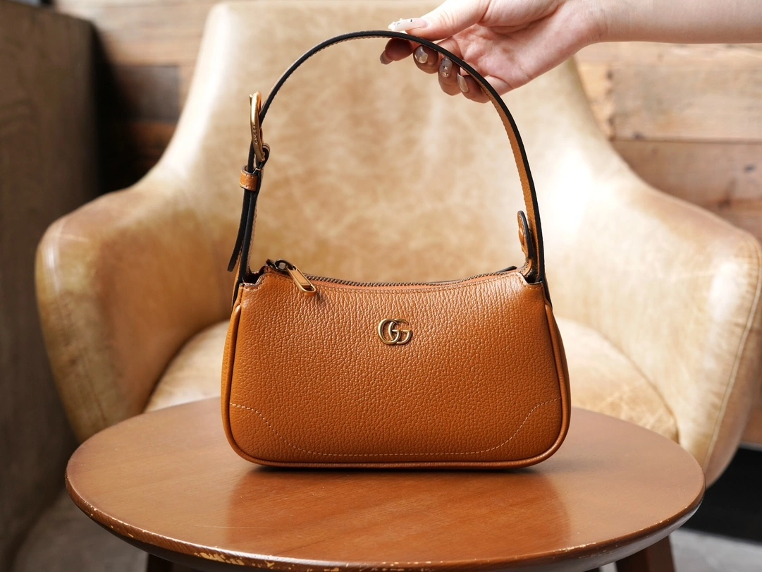 MOMO-- 739076-AAA9F-2316 item：C-B461H1072Q