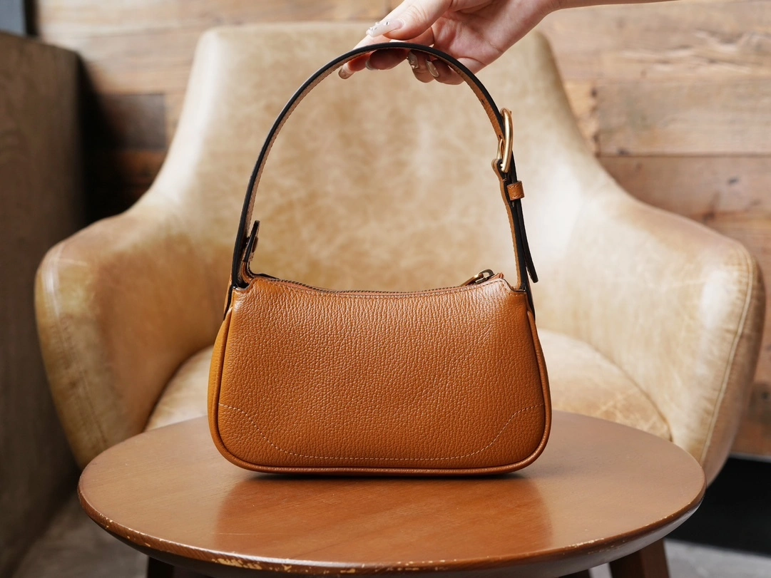MOMO-- 739076-AAA9F-2316 item：C-B461H1072Q