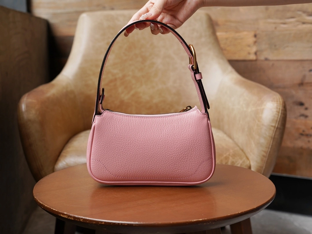 MOMO-- 739076-AAA9F-5815 item：C-B461H1075Q
